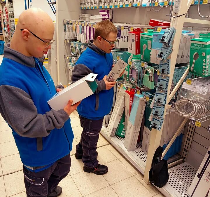 Kolejny dzień praktyk w Castoramie uczniowie PDP