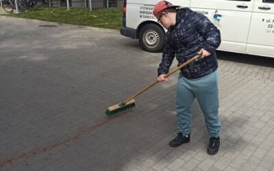Wiosenne sprzątanie terenu wokół Szkoły Przysposabiającej do Pracy