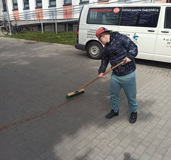 Wiosenne sprzątanie terenu wokół Szkoły Przysposabiającej do Pracy